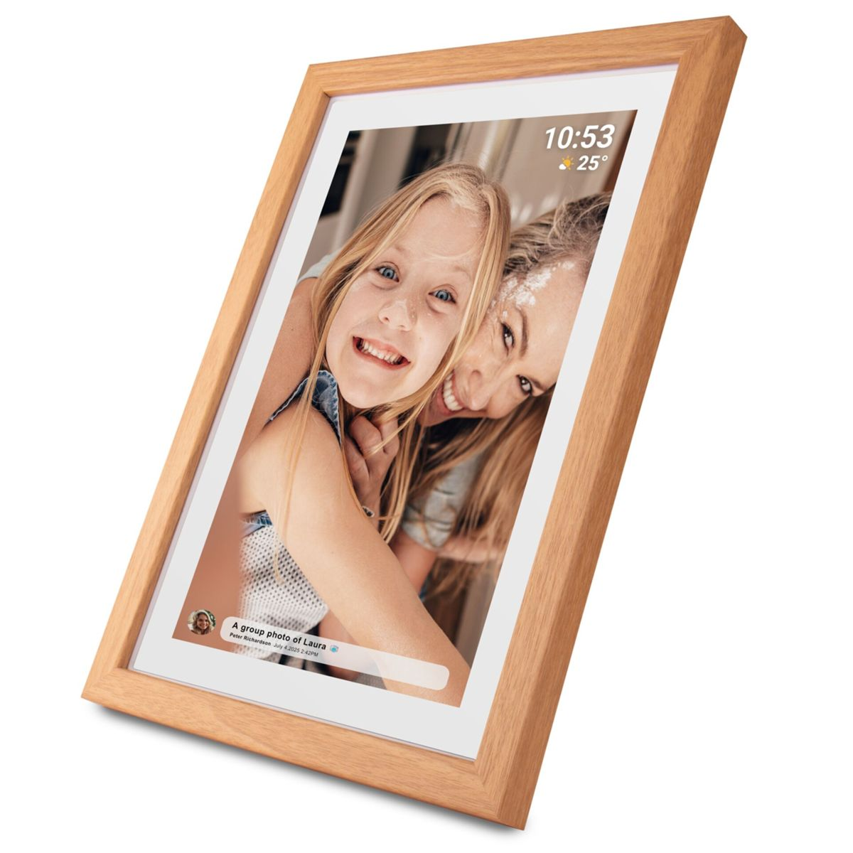 Le cadre photo affiche une photo d'une fille et d'une femme souriantes. Le cadre est en bois, incliné. L'heure et la température sont affichées.
