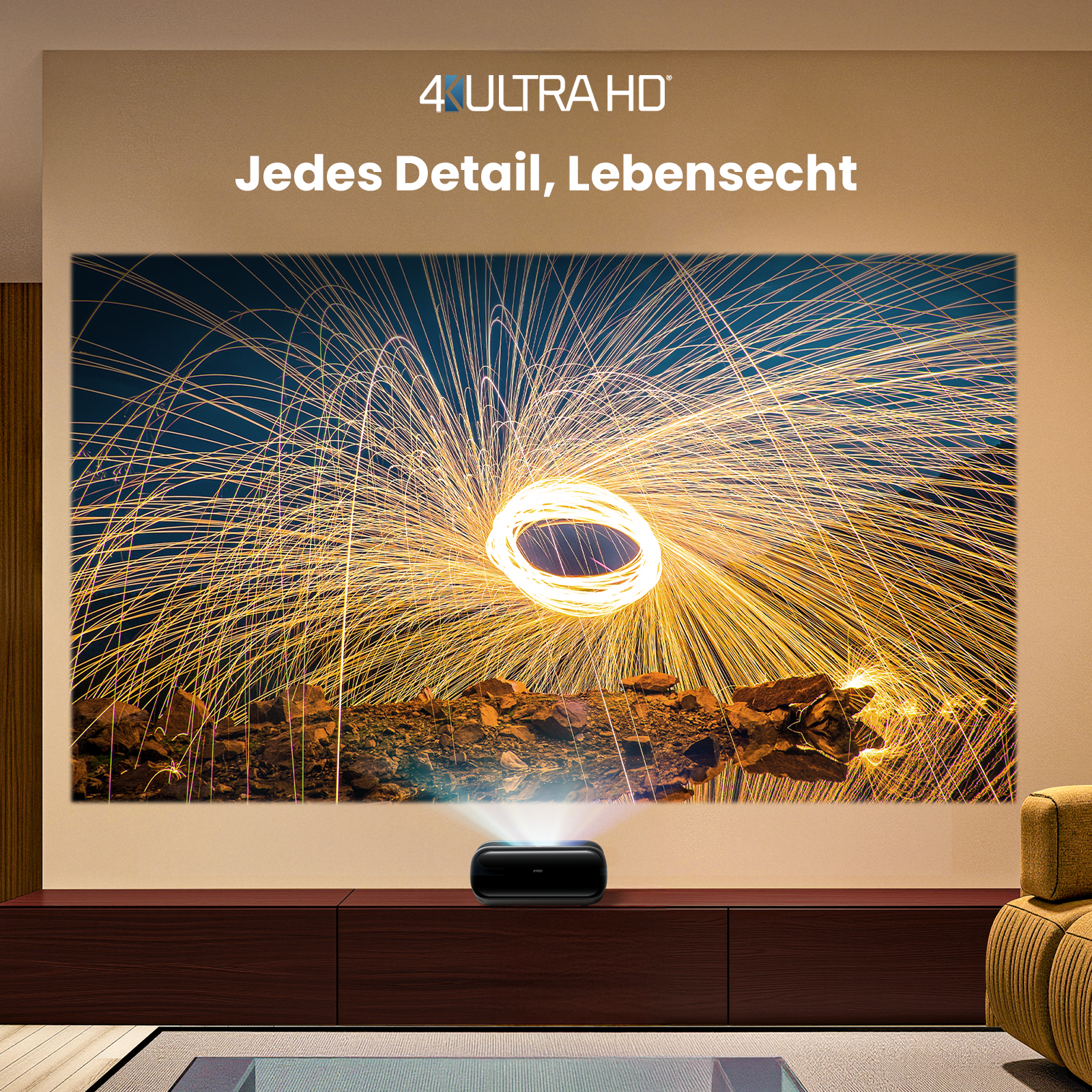 Ein Projektor zeigt ein Bild von Lichtspuren. Oben steht 4K ULTRA HD. Ein Schrank befindet sich unter dem Bildschirm.