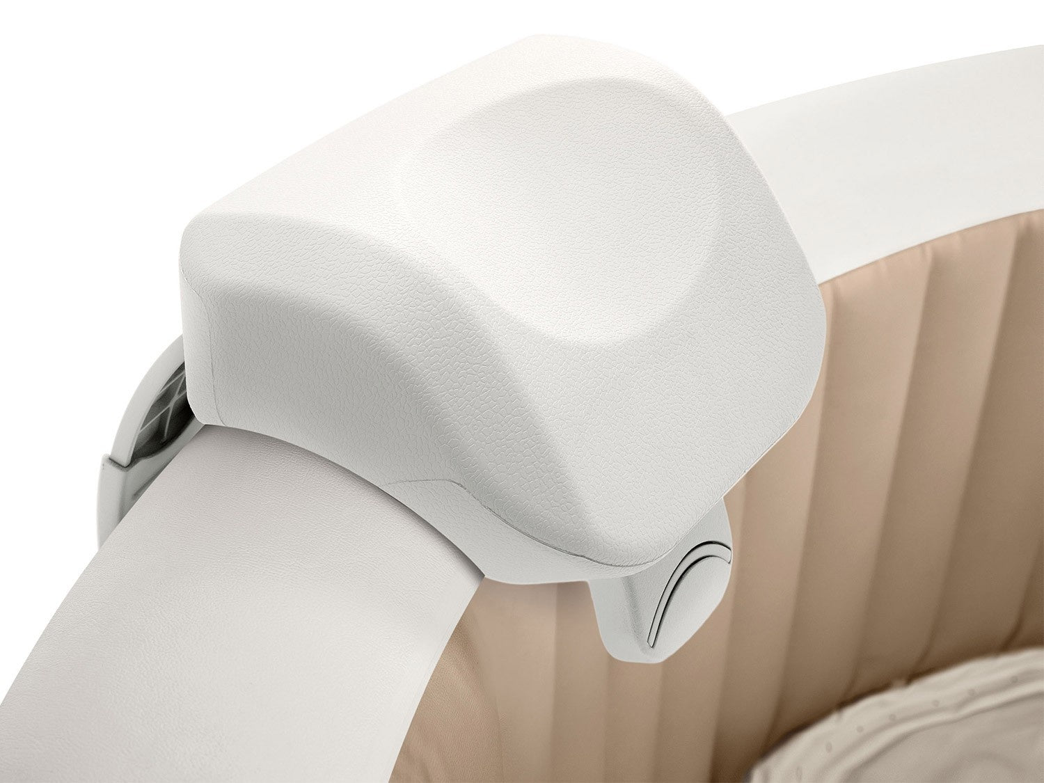 Primer plano del reposacabezas blanco de una silla de bebé. Asiento de tela beige visible. El reposacabezas es curvo y texturizado.