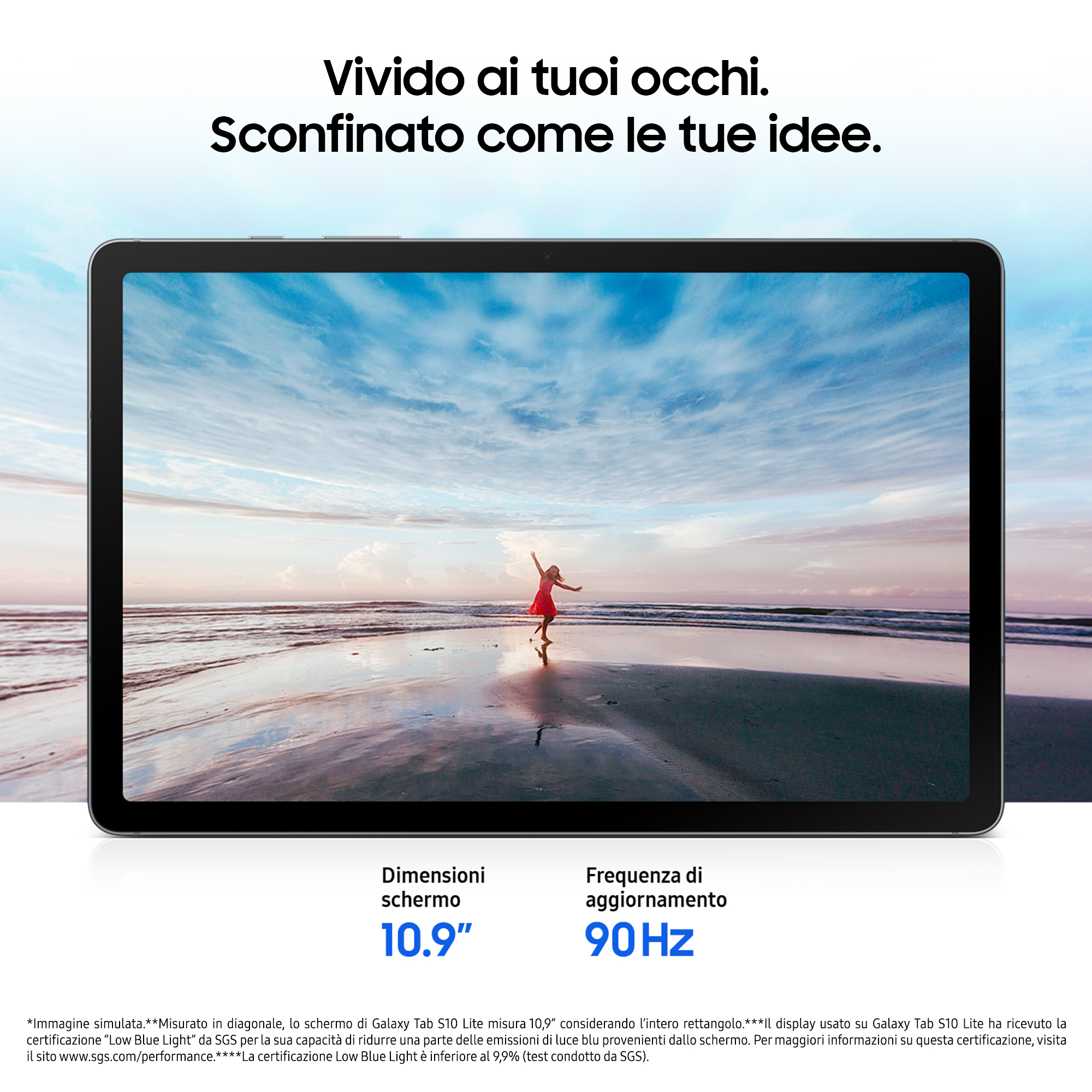 Tablet wyświetlający scenę na plaży z osobą w czerwonej sukience, z uniesionymi ramionami, przed morzem.