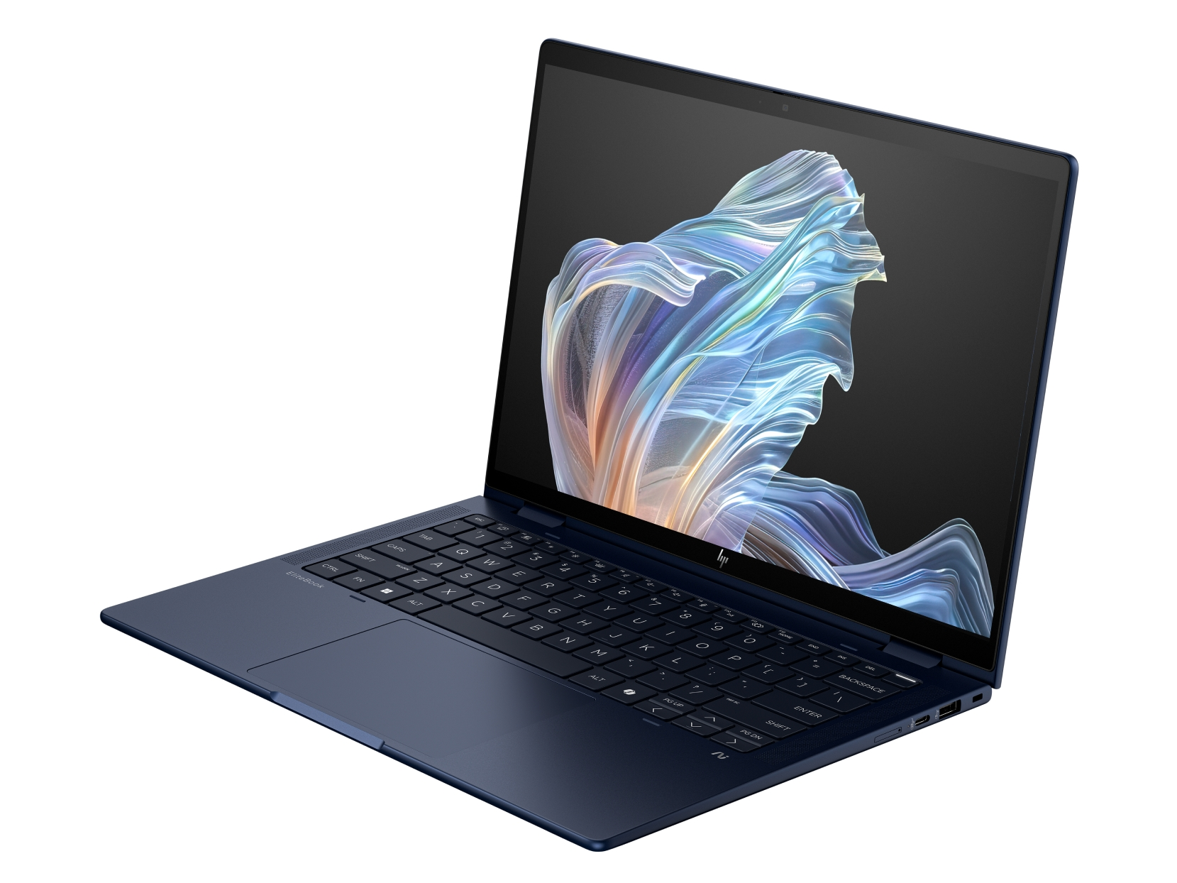 Un laptop blu navy è aperto, mostra un'immagine astratta colorata sullo schermo. La tastiera è visibile e lo sfondo è bianco.