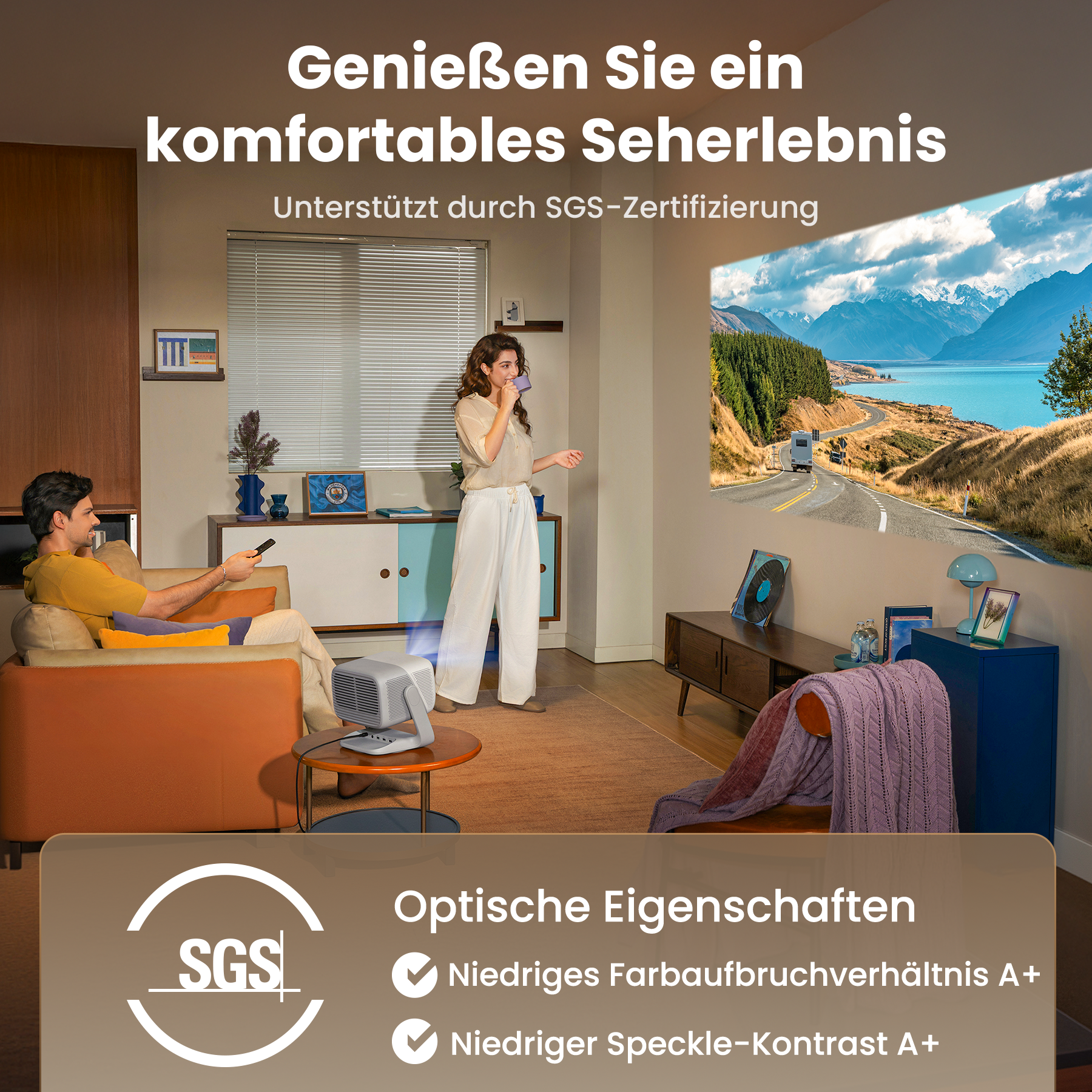 Ein Mann sieht fern, eine Frau trinkt. Ein Projektor zeigt eine Landschaft. Der Raum hat moderne Möbel.