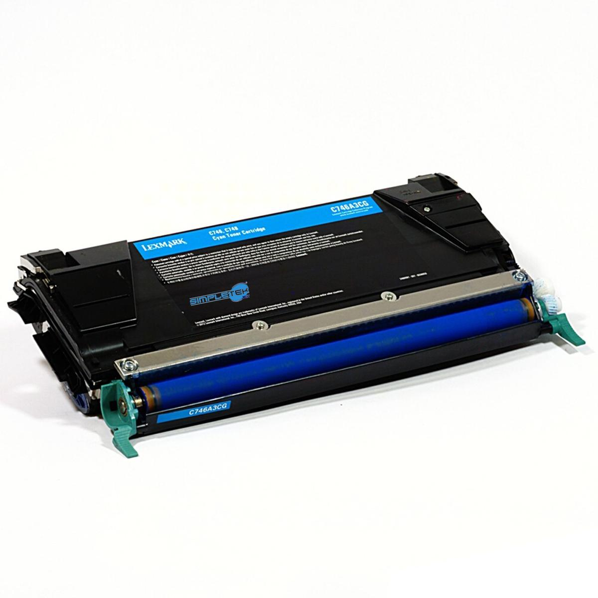 Een Lexmark C746A3CG cyaan tonercartridge. Zwarte kunststof behuizing, blauwe rol en groene hendels op een witte achtergrond.