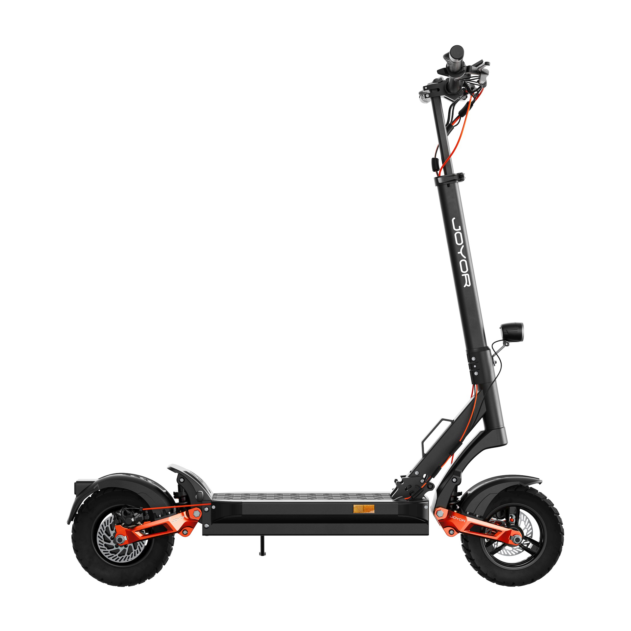 Schwarzer Elektroroller auf weißem Hintergrund. Mit orangefarbenen Akzenten, großen Reifen und dem Markennamen 'JOYOR'.