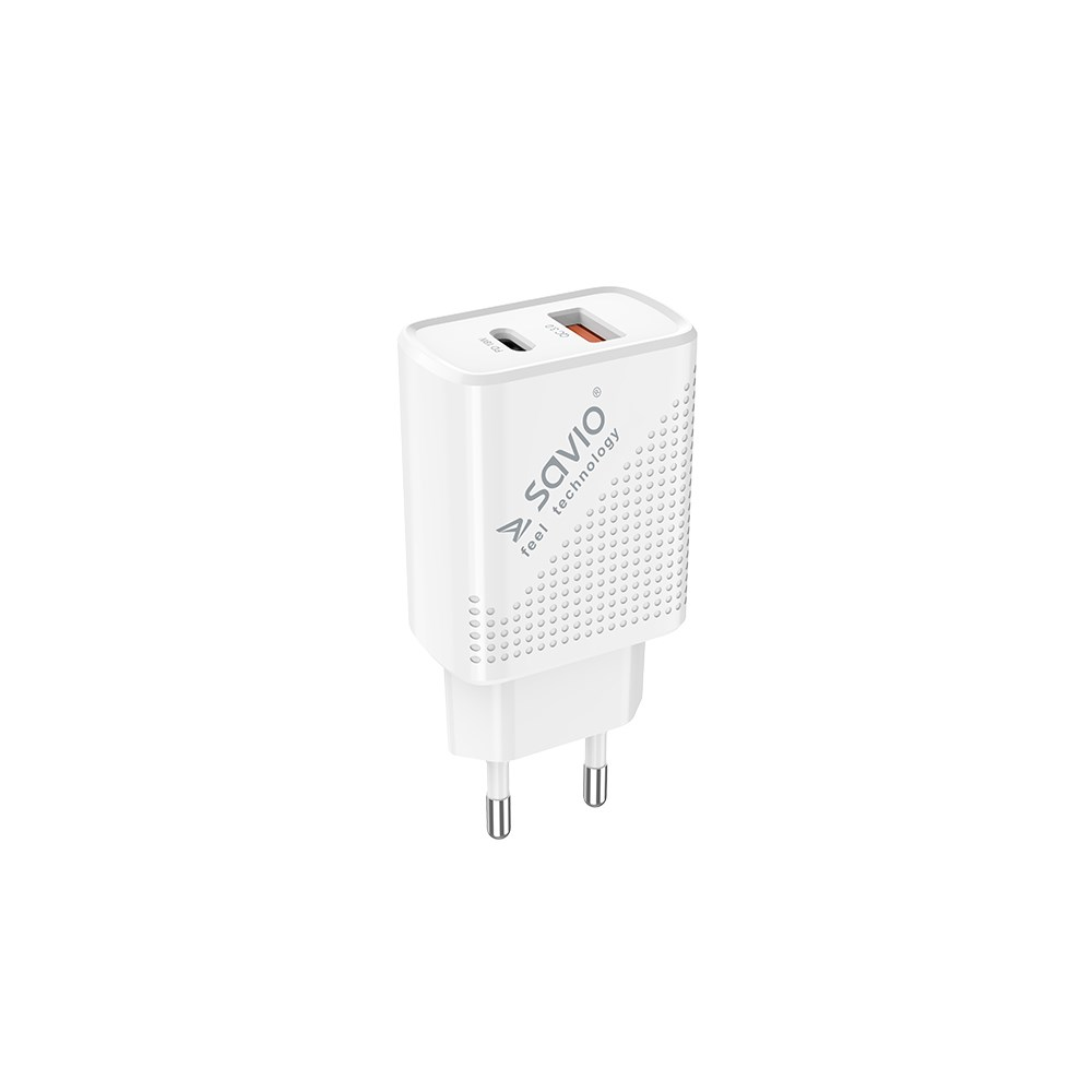Un cargador de pared Savio blanco, con puertos USB y un enchufe de dos clavijas. El cargador tiene un lado texturizado y un logotipo.