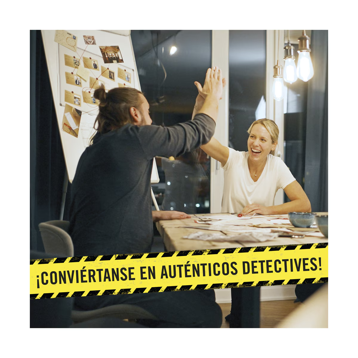 Dos personas chocan las manos sobre una mesa de madera, con una pizarra y papeles al fondo. Una pancarta dice: '¡CONVIÉRTANSE EN AUTÉNTICOS DETECTIVES!'