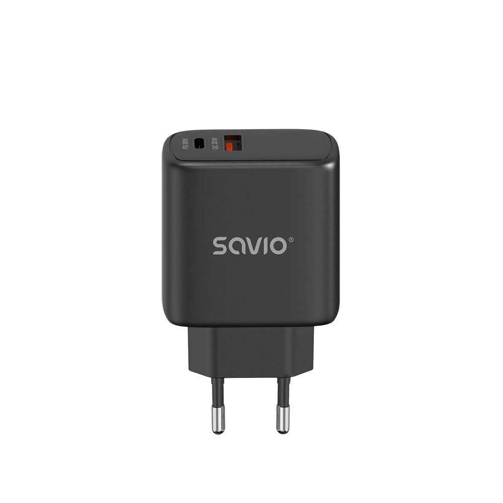 Czarna ładowarka Savio ze srebrnym tekstem, dwoma bolcami i dwoma portami oznaczonymi PD 30W i QC 30W. Tło jest białe.