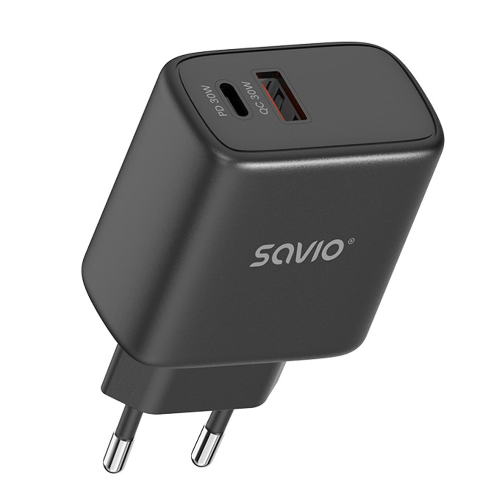 Czarna ładowarka Savio z dwoma portami ładowania i wtyczką. Ładowarka jest na białym tle. Jest napisane PD 30W i QC 30W.