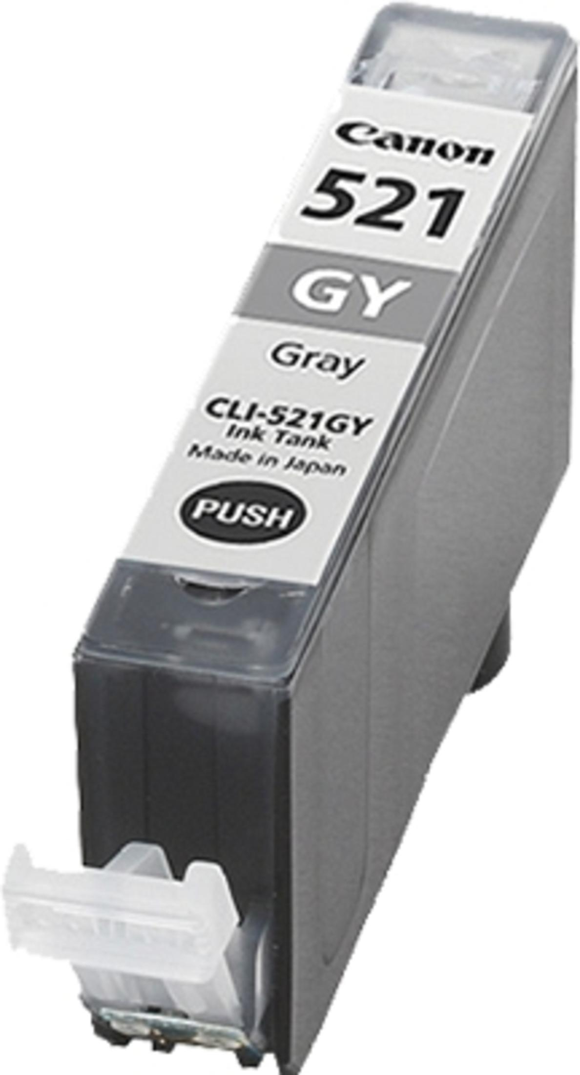 Een Canon 521 GY grijze inktcartridge. De cartridge is grijs, met witte etiketten. Het heeft een doorzichtige plastic hoes. Op de cartridge staat 'Made in Japan'.