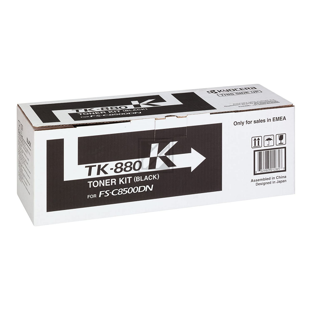 Una scatola bianca e nera del kit toner. Dice TK-880, kit toner per FS-C8500DN. Dice Kyocera e "Solo per la vendita in EMEA".