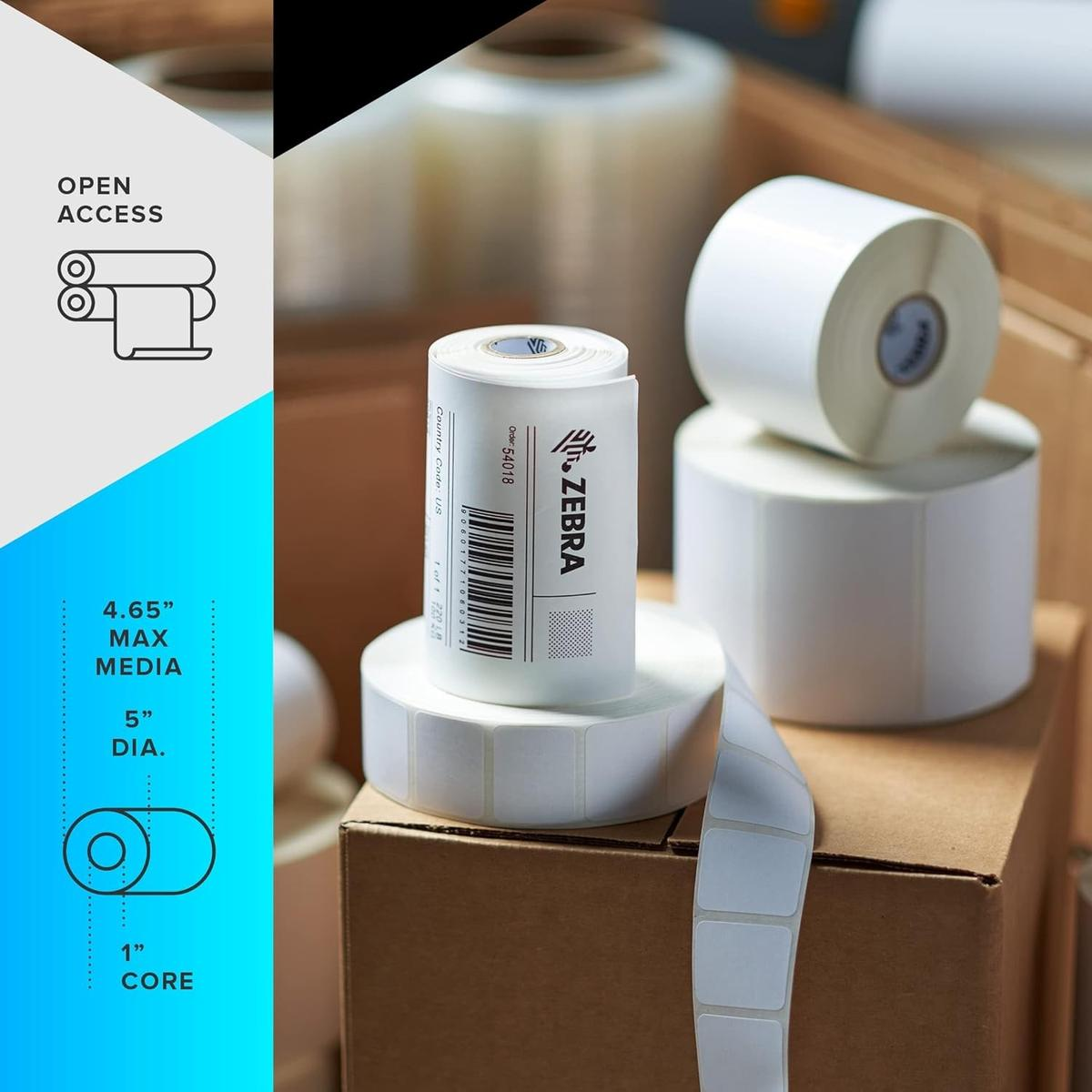 Białe rolki etykiet z logo Zebra ułożone na kartonach. Obraz zawiera tekst wskazujący wymiary.