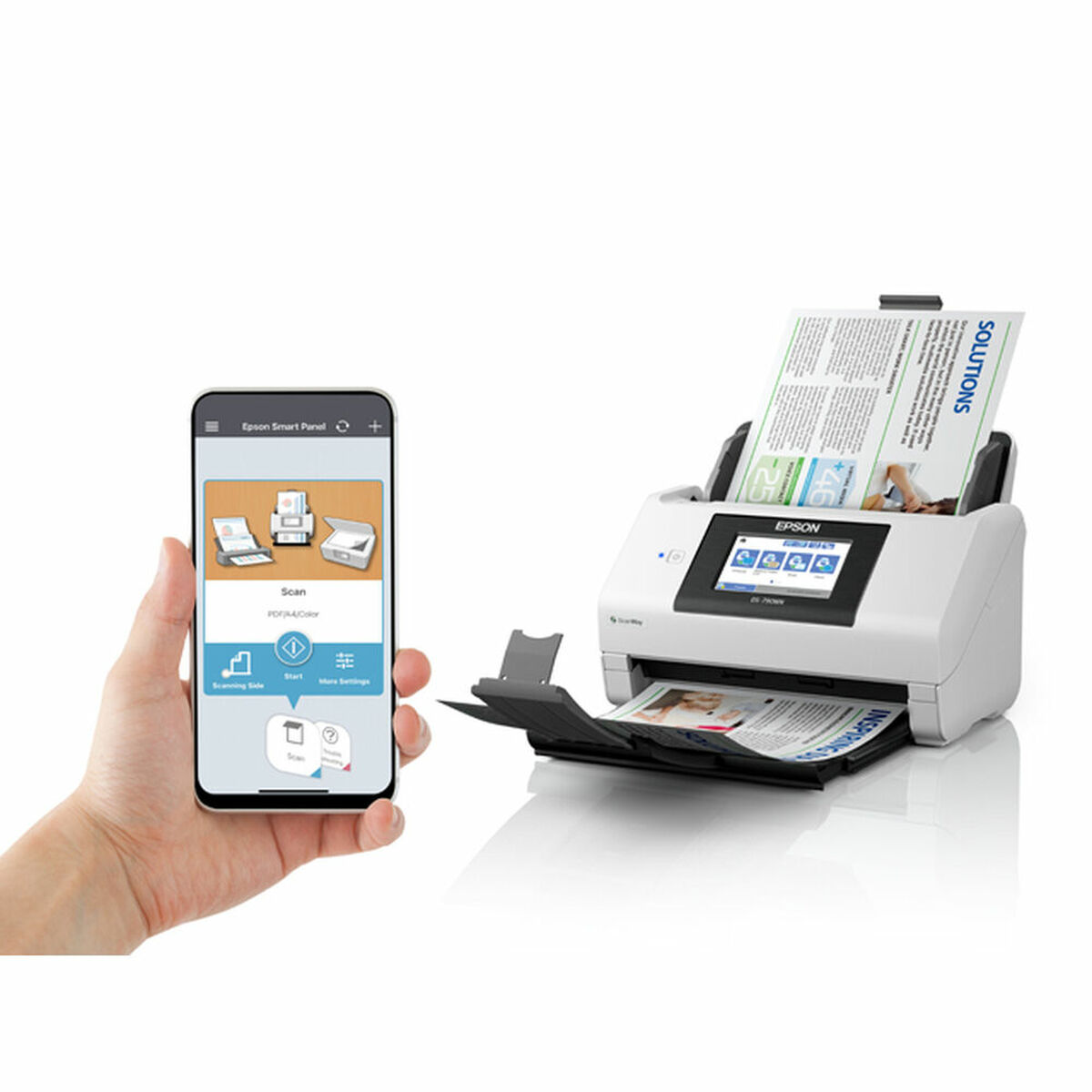 Een hand houdt een telefoon vast naast een Epson-scanner. De telefoon toont scanopties. De scanner heeft een document erin.