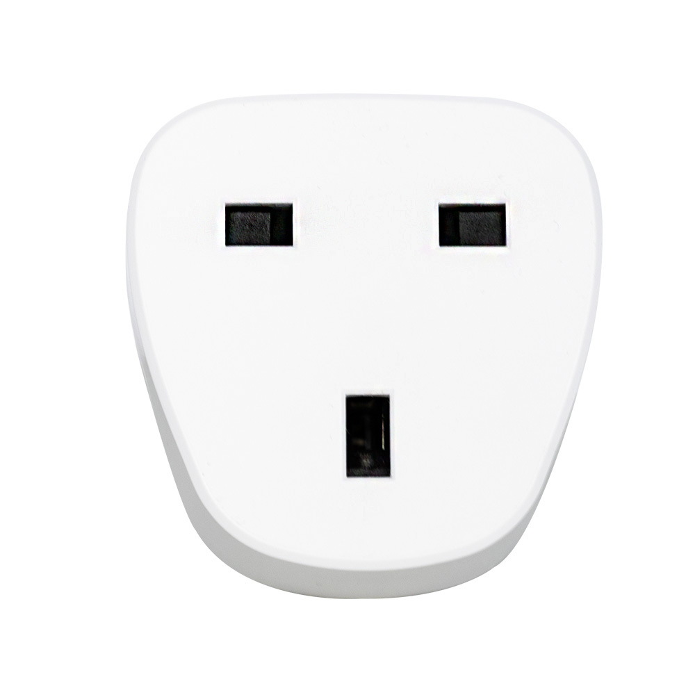 Biała przejściówka do wtyczki UK z trzema czarnymi prostokątnymi otworami na białym tle.