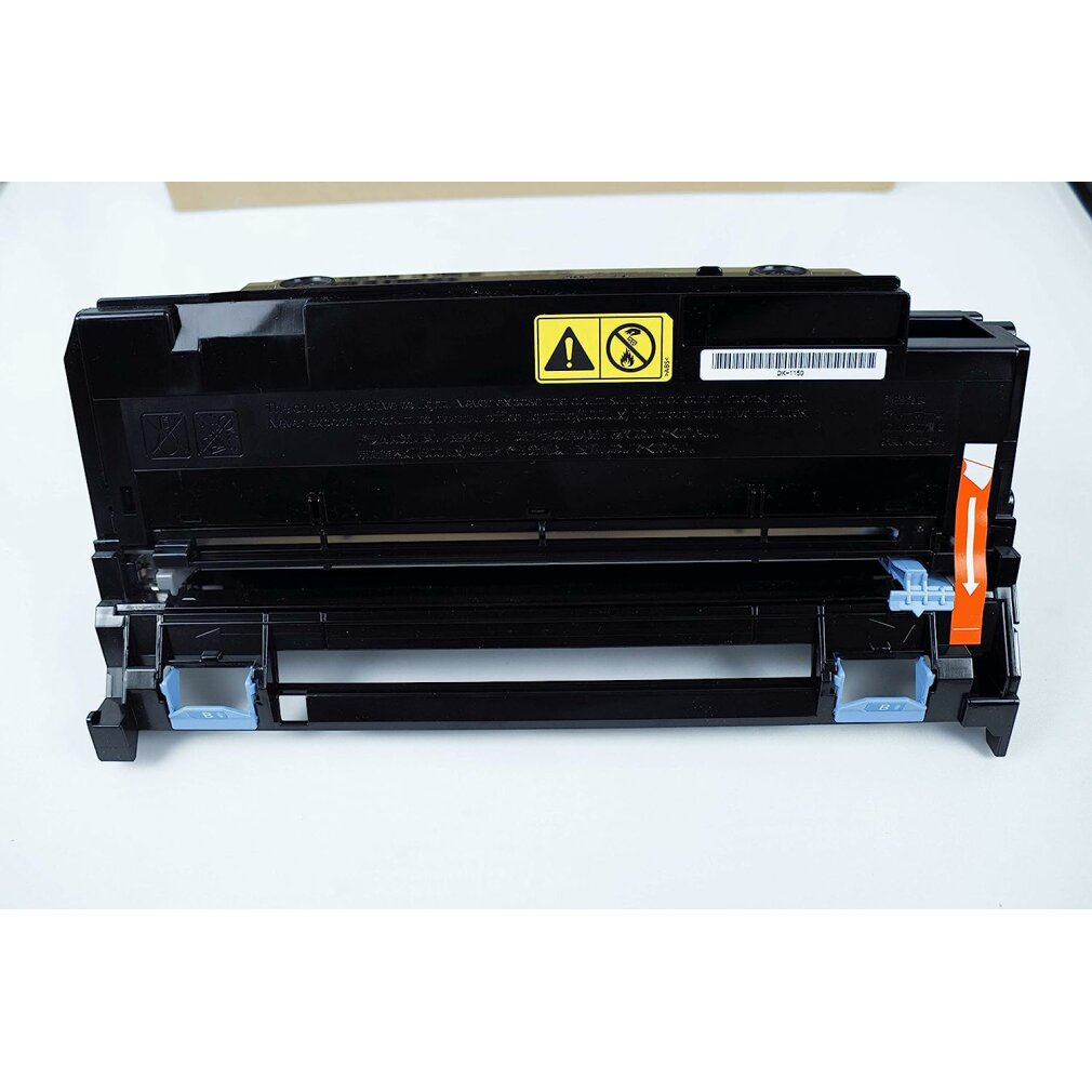 Una cartuccia toner nera con etichette di avvertimento e una freccia arancione, su una superficie bianca. Parti in plastica blu visibili.