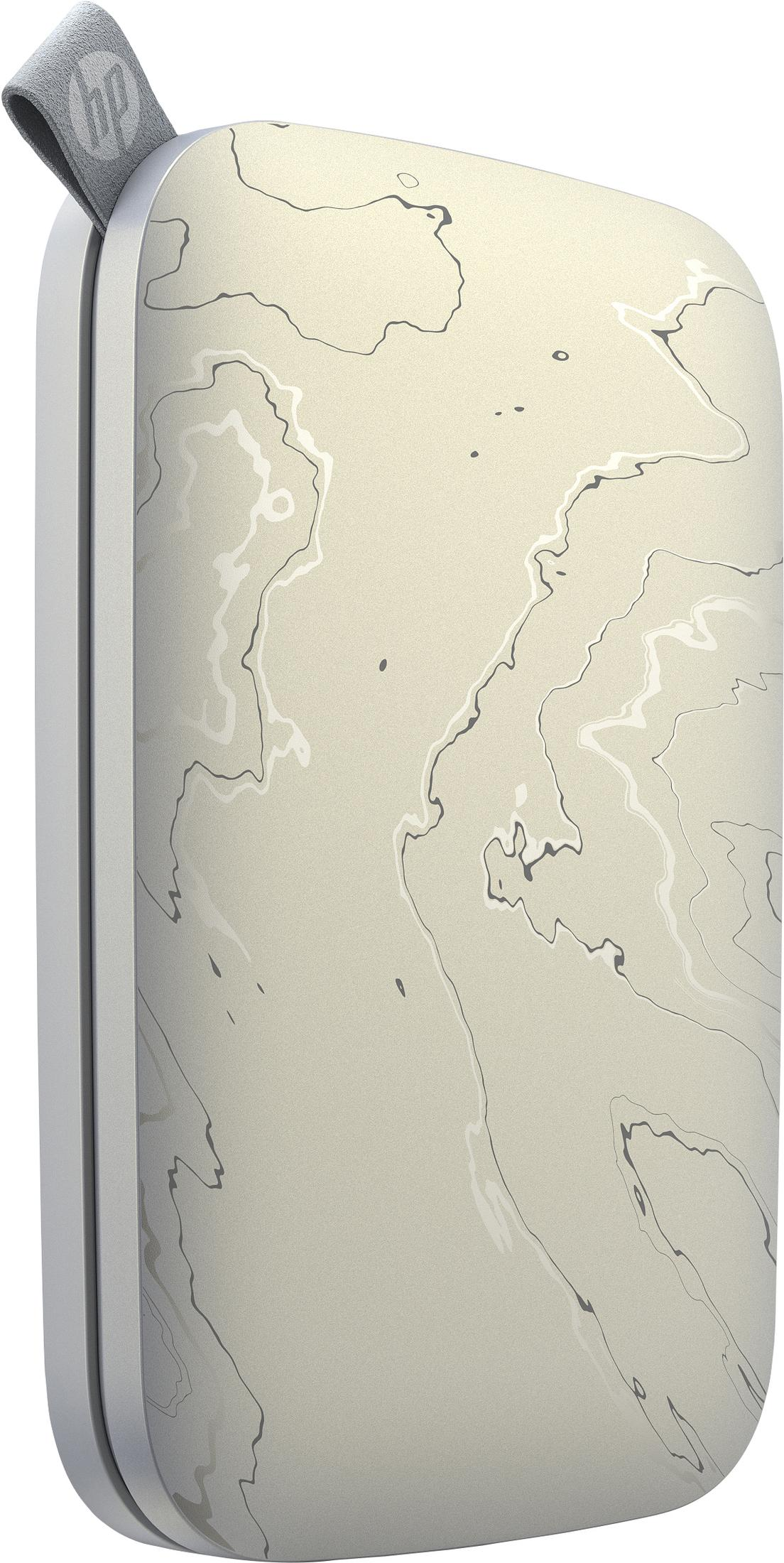 Drukarka fotograficzna HP Sprocket. Ma jasnobeżową obudowę z szarymi liniami konturowymi. Widoczny jest szary pasek i logo HP.