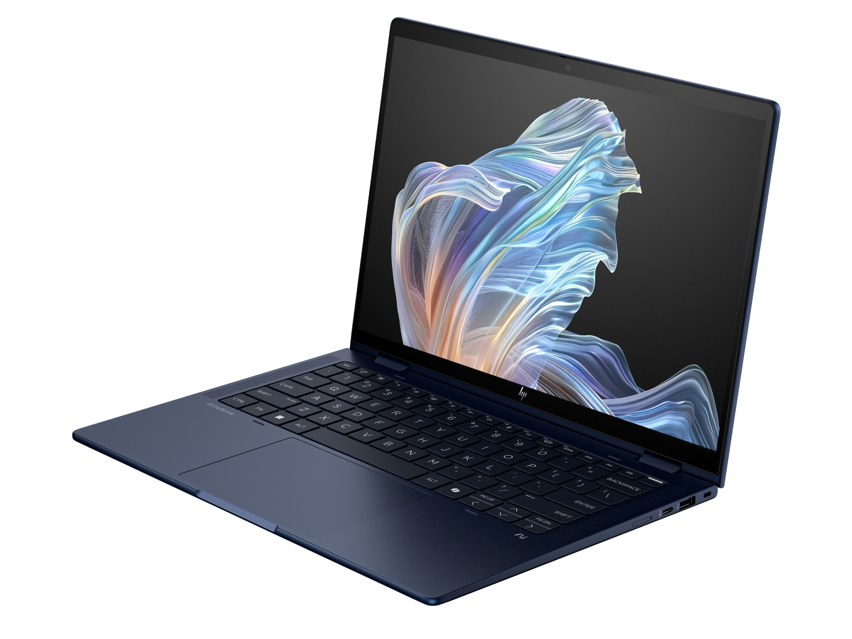 Un laptop blu navy è aperto, mostrando un design astratto sullo schermo. La tastiera è visibile e il laptop è su una superficie bianca.