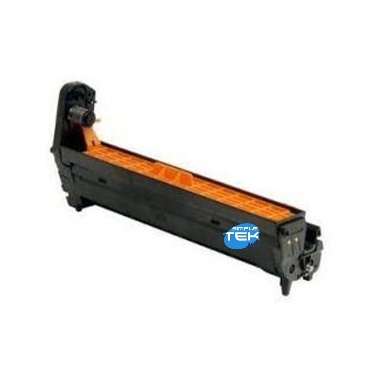 Una cartuccia toner per stampante, nera con parti interne arancioni. Logo blu Simple Tek in basso a destra.
