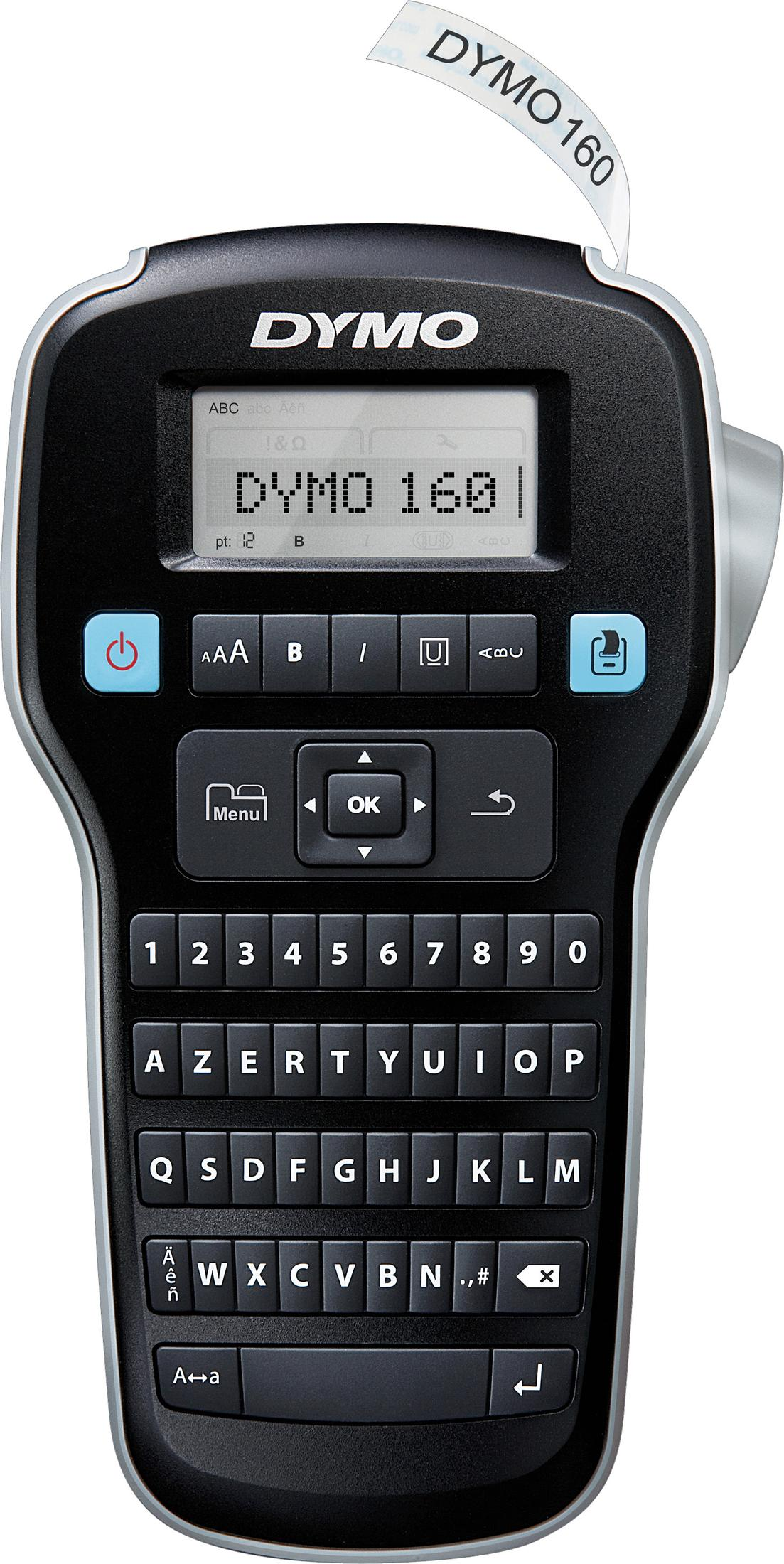 Ein Dymo 160 Etikettendrucker. Schwarzes Gehäuse, Tastatur, Bildschirm mit Text und ein Etikett mit 'DYMO 160'.