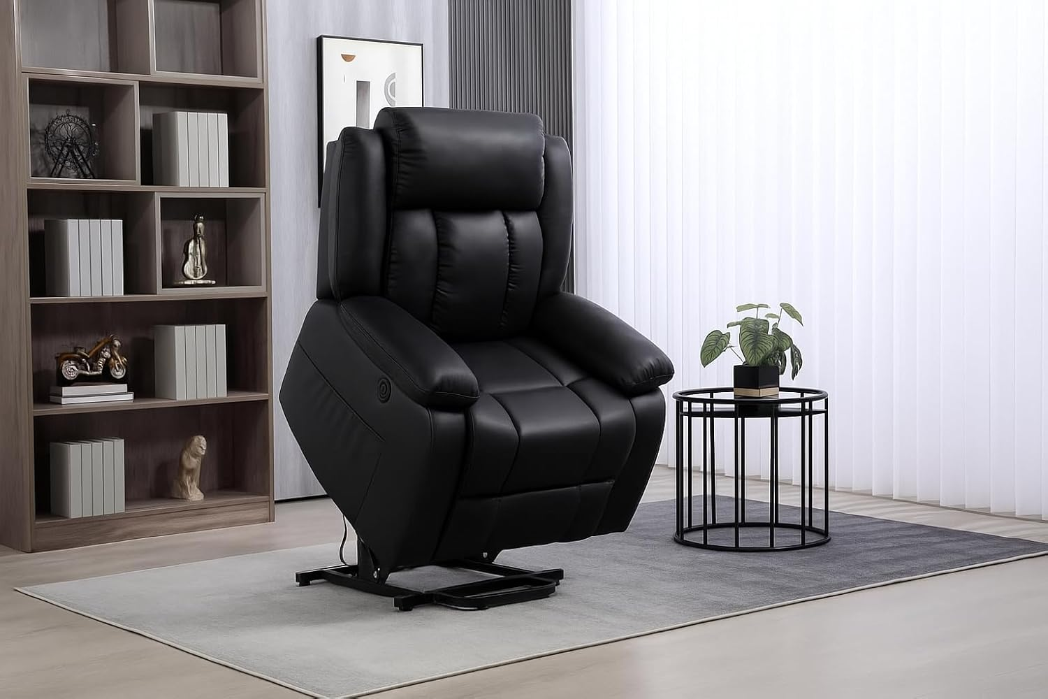 Un sillón reclinable de cuero negro está en una sala de estar. También hay una estantería, una mesa auxiliar con una planta y una alfombra.