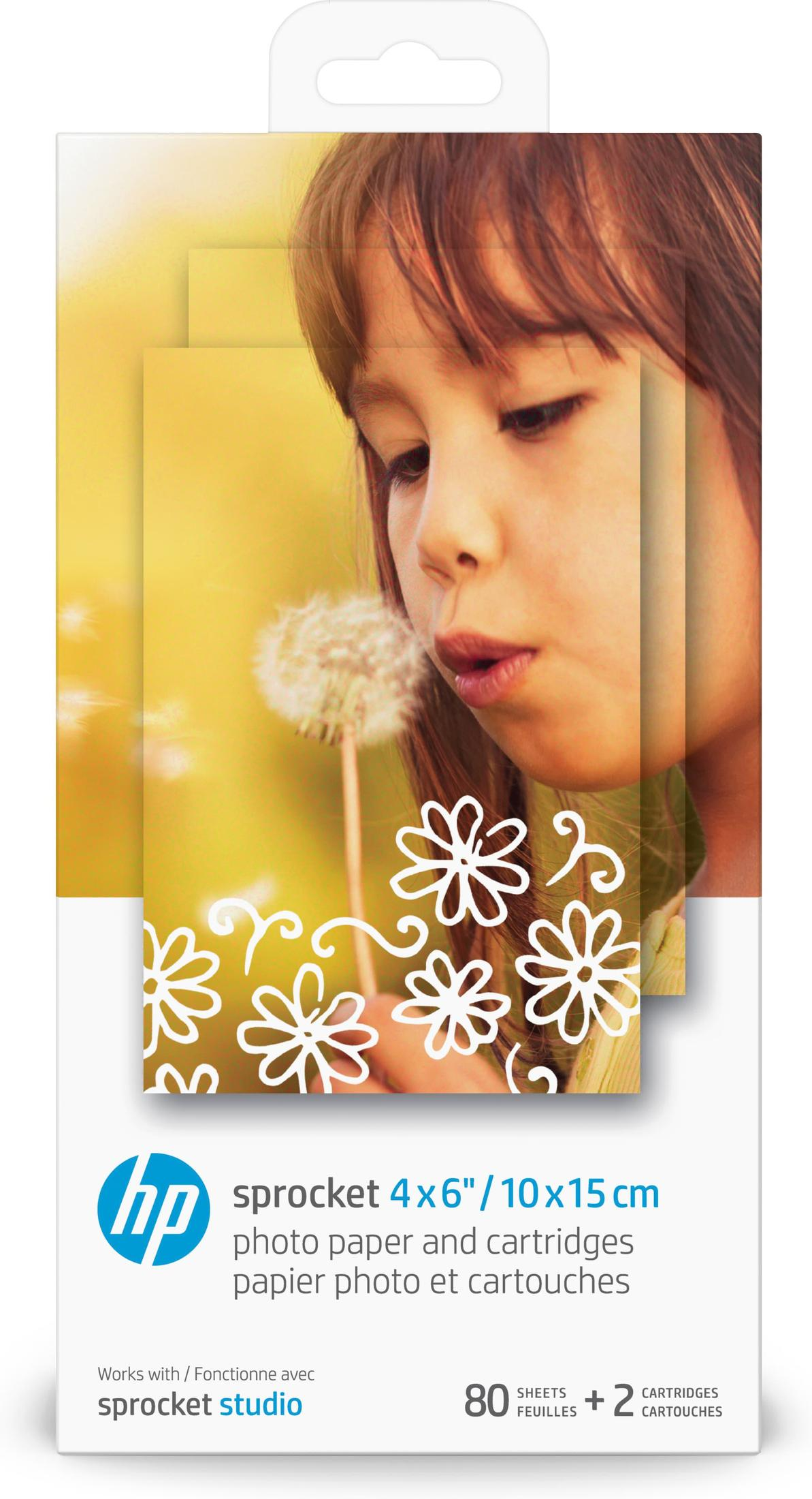 Dziewczyna dmucha na dmuchawca, nałożonego na pudełko papieru fotograficznego. Pudełko ma markę HP Sprocket i szczegóły produktu.