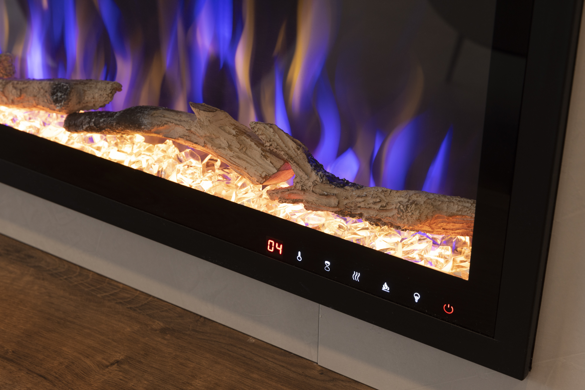Chimenea eléctrica con brasas brillantes, llamas simuladas y troncos de madera. Cuenta con una pantalla digital y botones de control.