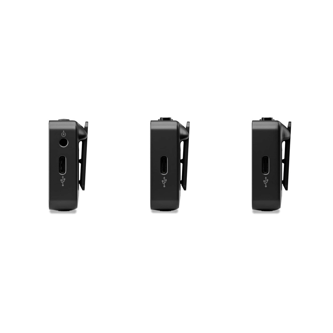 Tre piccoli dispositivi neri rettangolari con clip sono disposti uno accanto all'altro. Ognuno ha una porta USB e un pulsante di accensione.