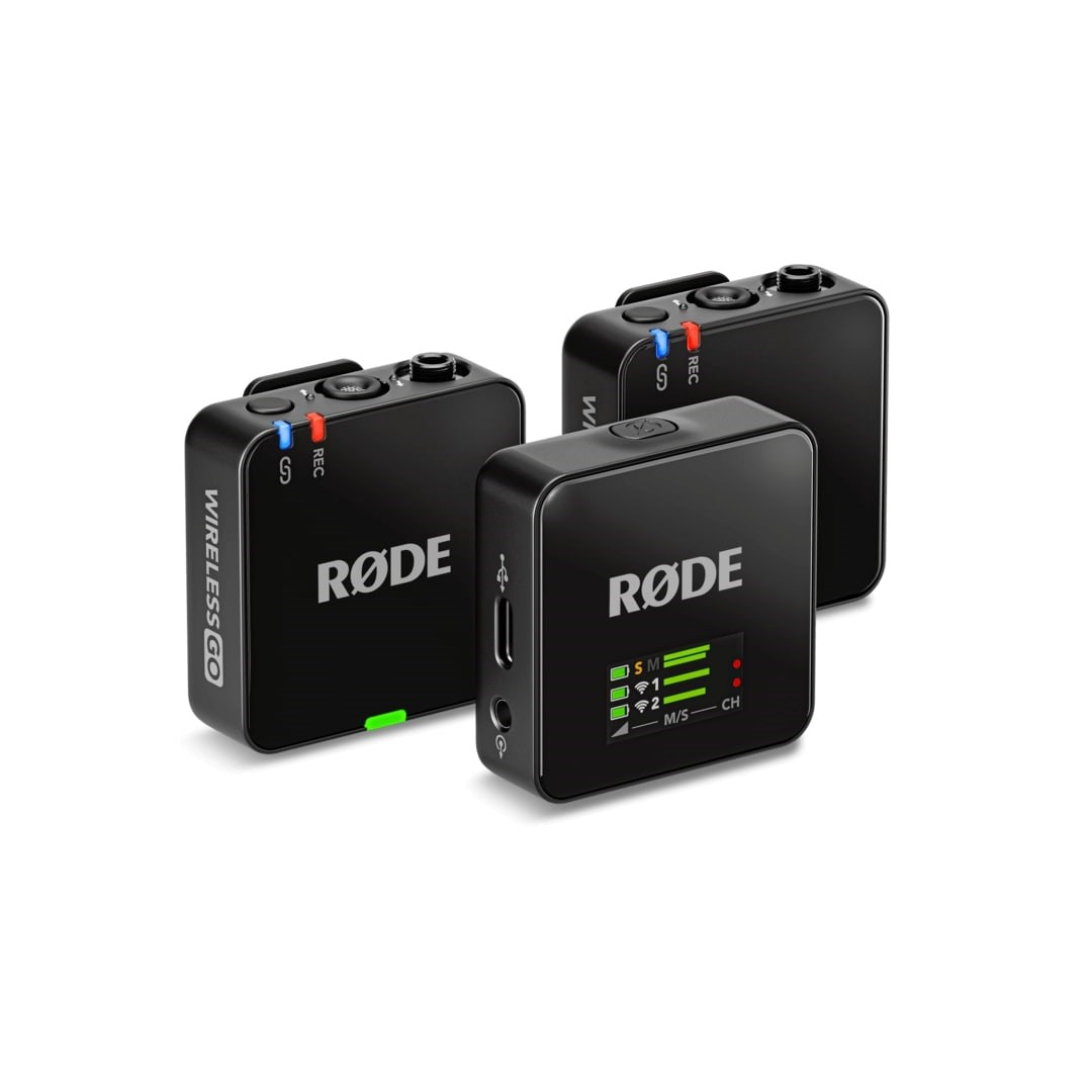 Tre microfoni neri Rode Wireless Go. Ognuno ha un pulsante di accensione, una spia di registrazione e il logo Rode. Uno ha una luce verde.