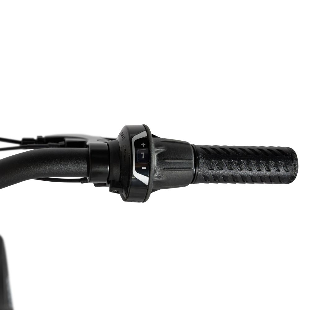 Primo piano di un manubrio nero di bicicletta con selettore di marcia, con un più e il numero 1. L'impugnatura ha un motivo strutturato.