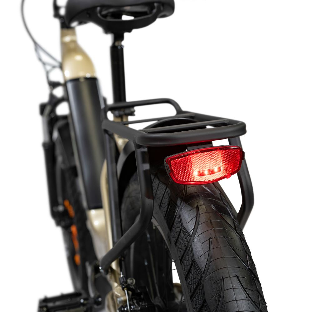 Vista posteriore di una e-bike. L'attenzione è sul pneumatico posteriore, la luce rossa e il portapacchi nero.