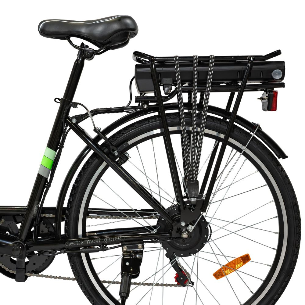 Vista posteriore di una bici elettrica nera. Ha sella, batteria e portapacchi neri. La ruota ha una striscia bianca e un catarifrangente arancione.