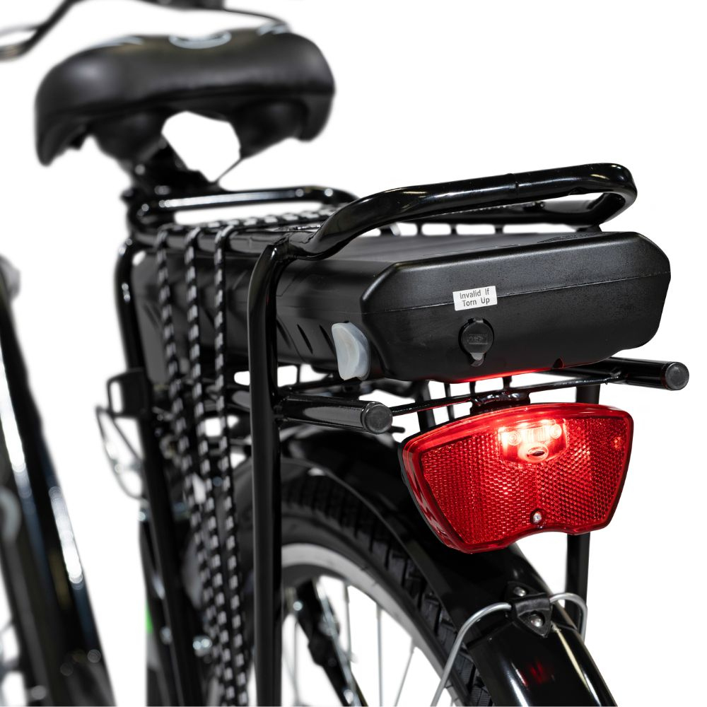 Vista posteriore di una e-bike nera. Visibili sella, batteria, portapacchi e fanalino rosso. La bici è su sfondo bianco.