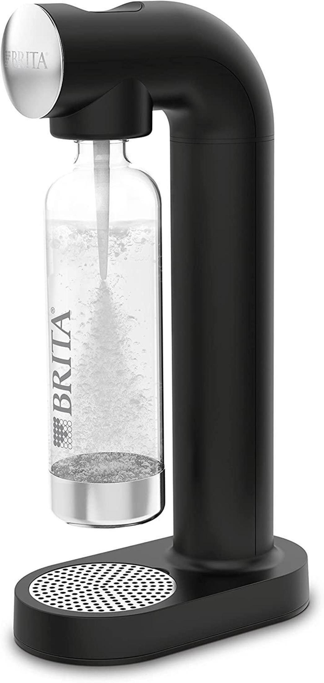 Ein Brita-Wasserspender mit einer durchsichtigen Wasserflasche. Er ist schwarz und silberfarben. Die Wasserflasche ist voll mit Wasser.