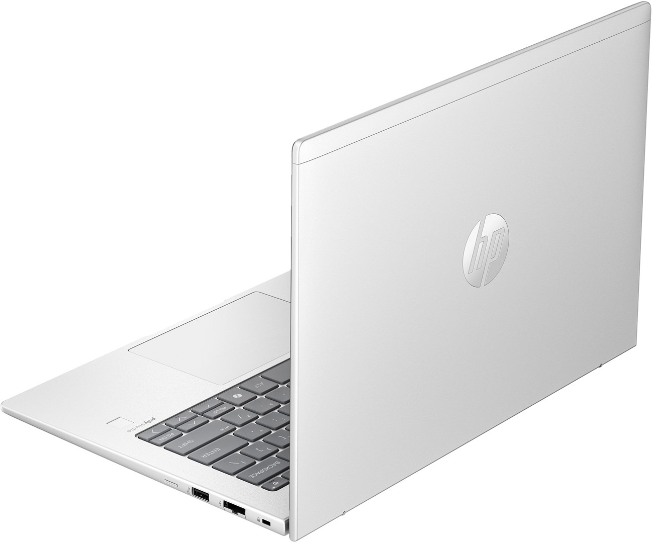 Biały laptop HP jest lekko otwarty. Klawiatura jest widoczna, a logo HP znajduje się z tyłu. Laptop stoi na białej powierzchni.