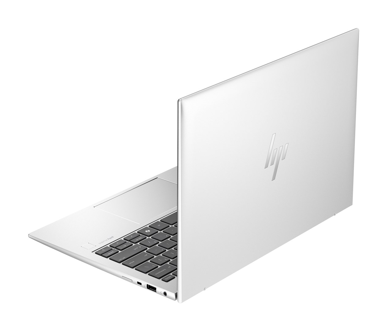 Srebrny laptop HP, ustawiony pod kątem, aby pokazać klawiaturę i tył z logo HP. Tło jest białe.