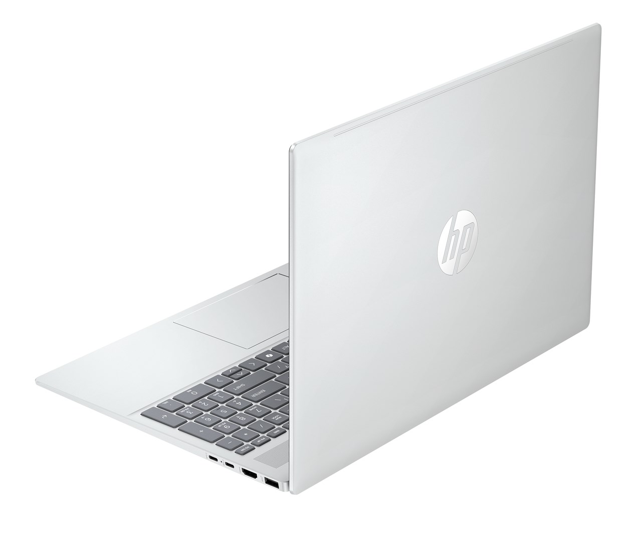 Biały laptop HP jest lekko otwarty. Klawiatura jest widoczna, z logo HP z tyłu. Tło jest białe.