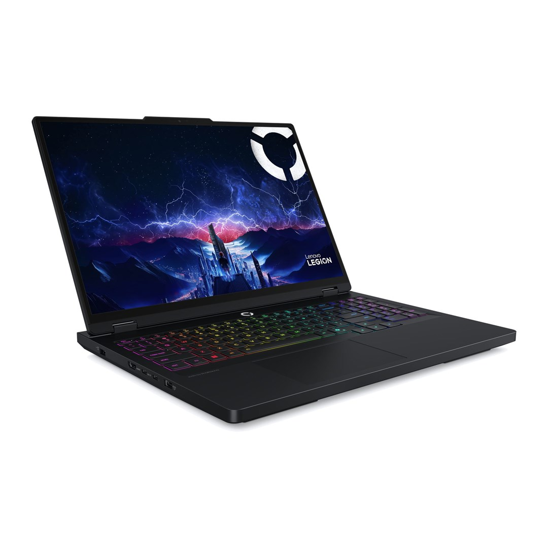 Czarny laptop Lenovo Legion jest otwarty. Ekran pokazuje krajobraz miejski z błyskawicami. Klawiatura ma wielokolorowe światła.