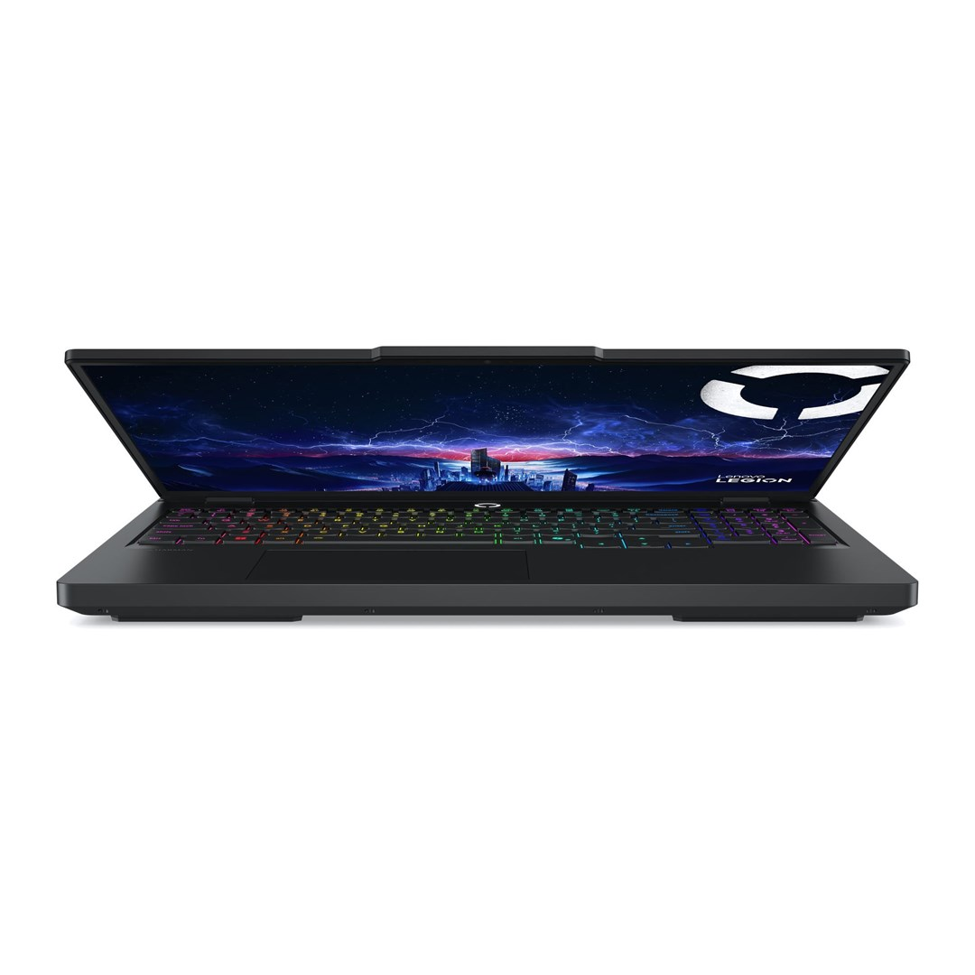 Czarny laptop jest otwarty, wyświetlając kolorową klawiaturę i ekran z widokiem miasta i logo. Tło jest białe.