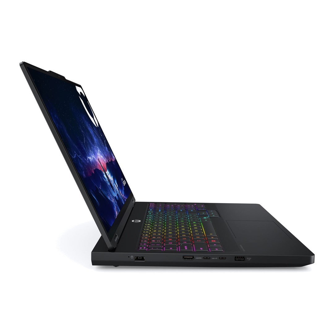 Czarny laptop, otwarty, z kolorową klawiaturą. Ekran wyświetla scenę kosmiczną. Białe tło.