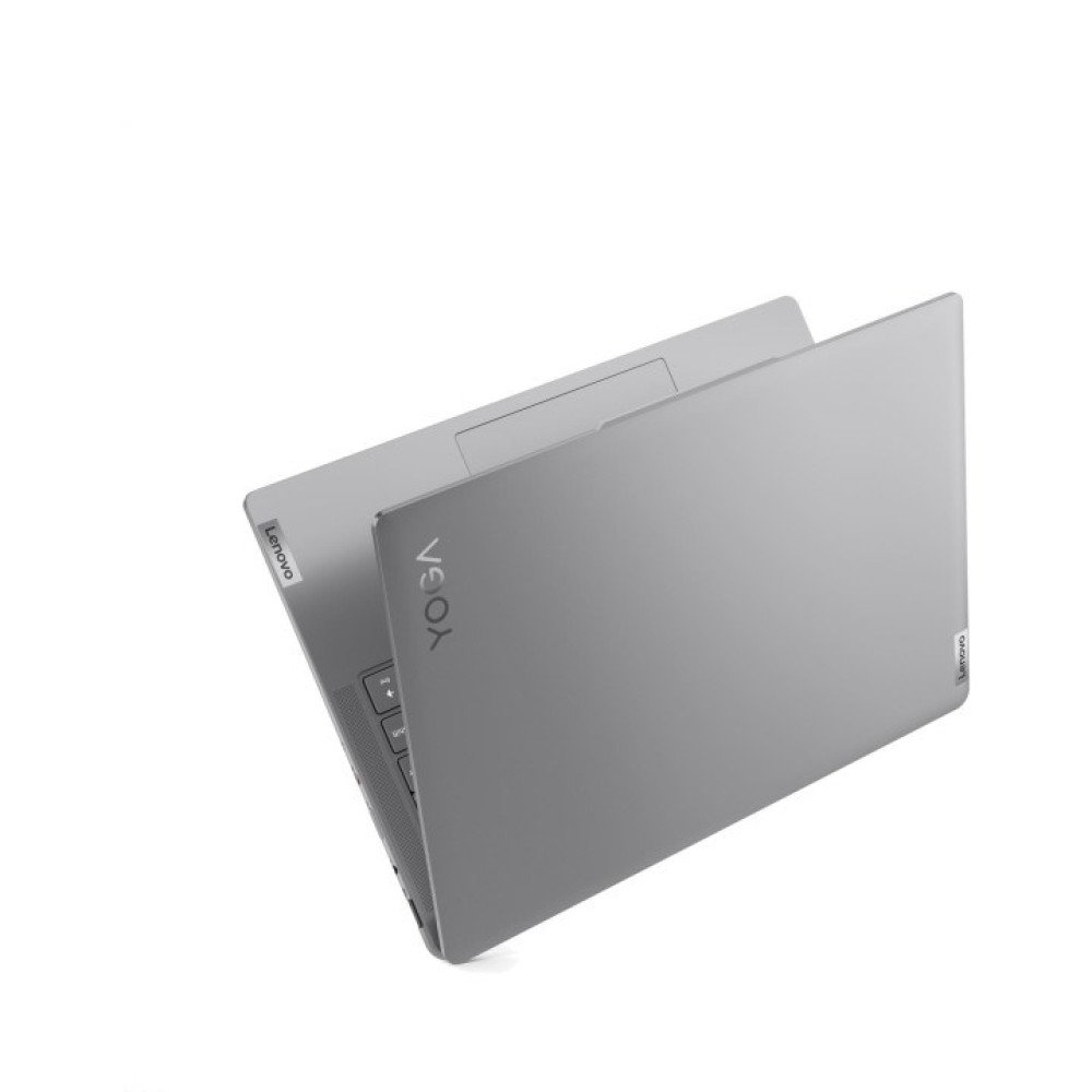 Szary laptop Lenovo Yoga jest otwarty pod kątem na białym tle. Widoczne jest słowo "YOGA". Widoczne jest również logo Lenovo.