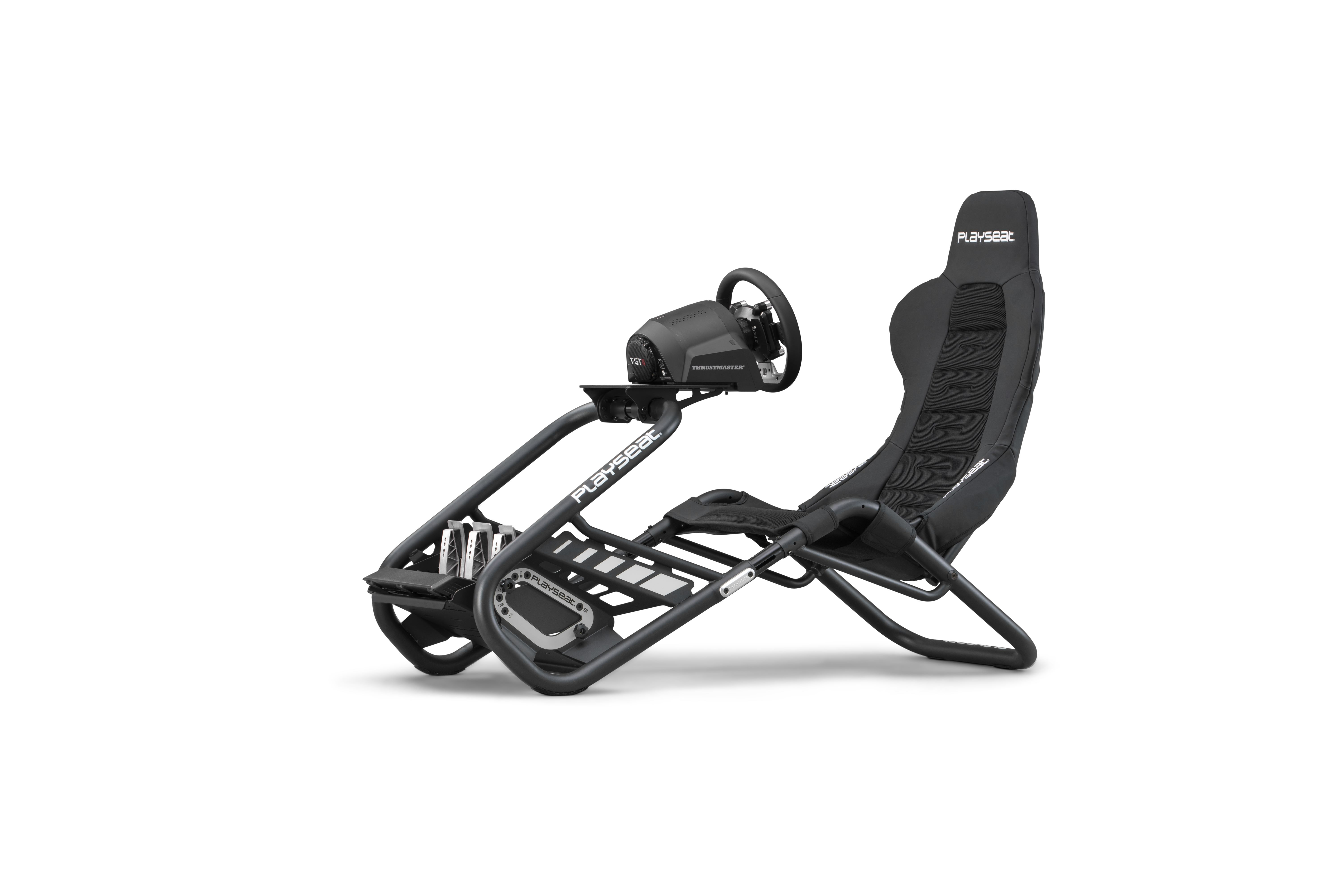 Czarny fotel do gier Playseat z kierownicą i pedałami na białym tle.