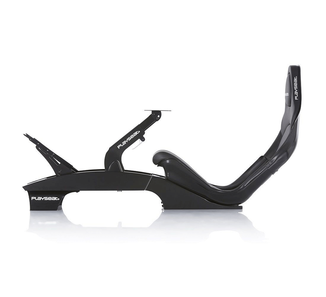 Siège de simulateur de course Playseat noir. Comprend un siège, un support de volant et un support de pédale. Fond blanc.