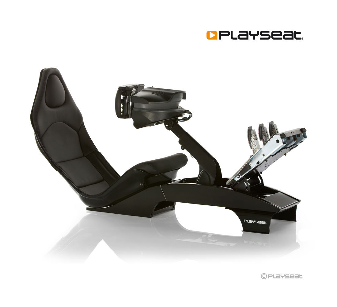 Un simulateur de course Playseat noir, avec un siège, un volant et un ensemble de pédales, sur fond blanc.