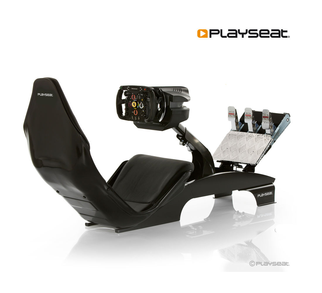 Un simulateur de course Playseat noir avec volant, pédales et siège, sur fond blanc.