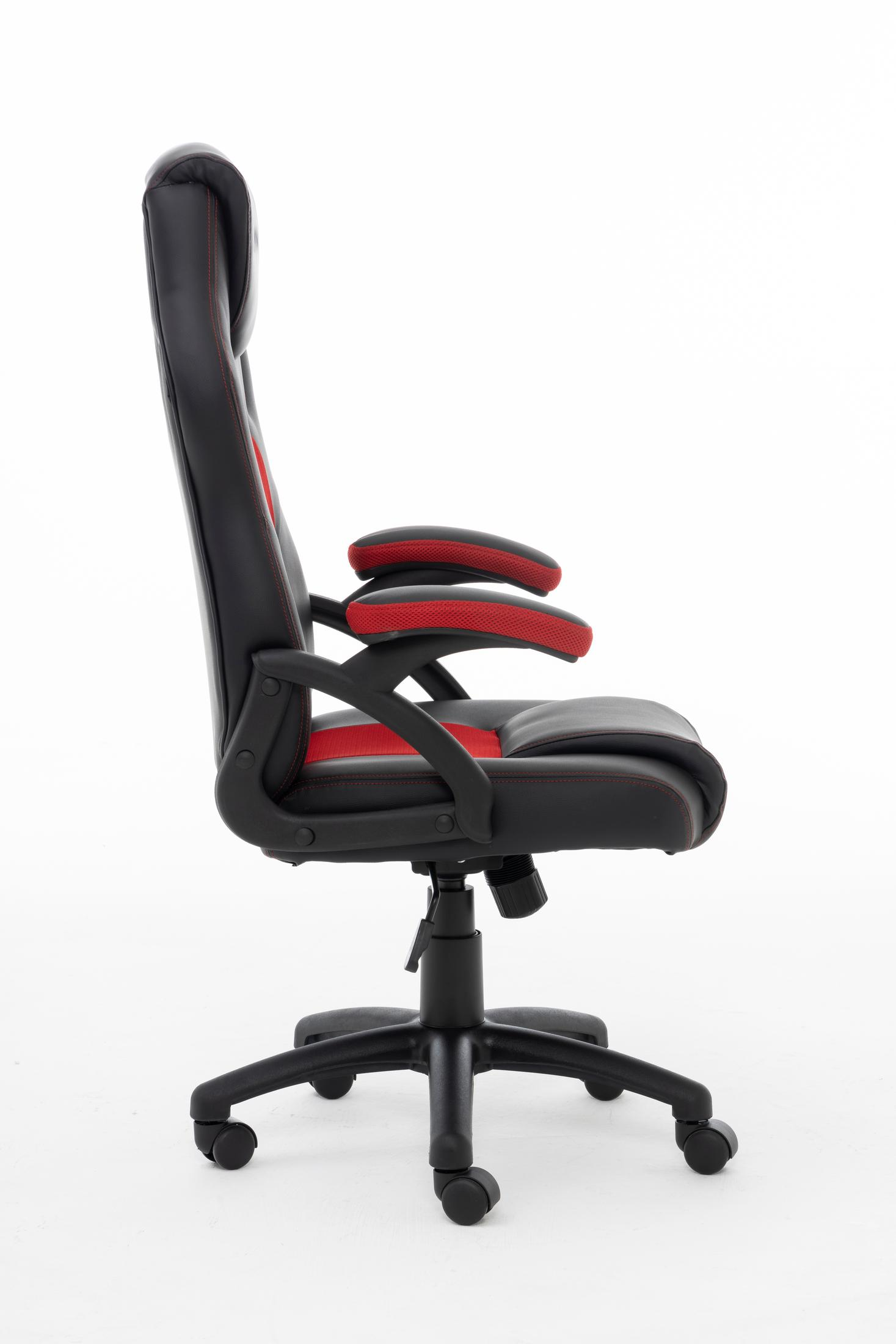 Ein schwarzer und roter Gaming-Stuhl. Er hat eine hohe Rückenlehne, Armlehnen und ein Fünf-Sterne-Gestell mit Rollen auf weißem Hintergrund.