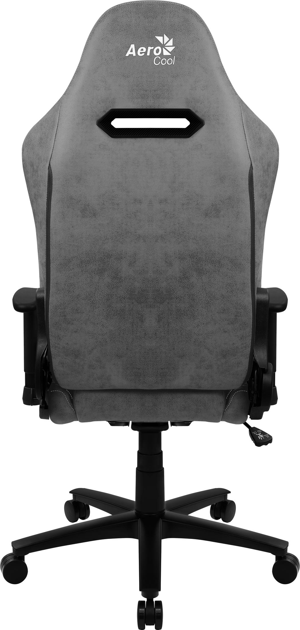 Een grijze AeroCool gamingstoel. Hij heeft een hoge rugleuning, armleuningen en een vijfsterrenvoet met wielen. De rug heeft een gat.