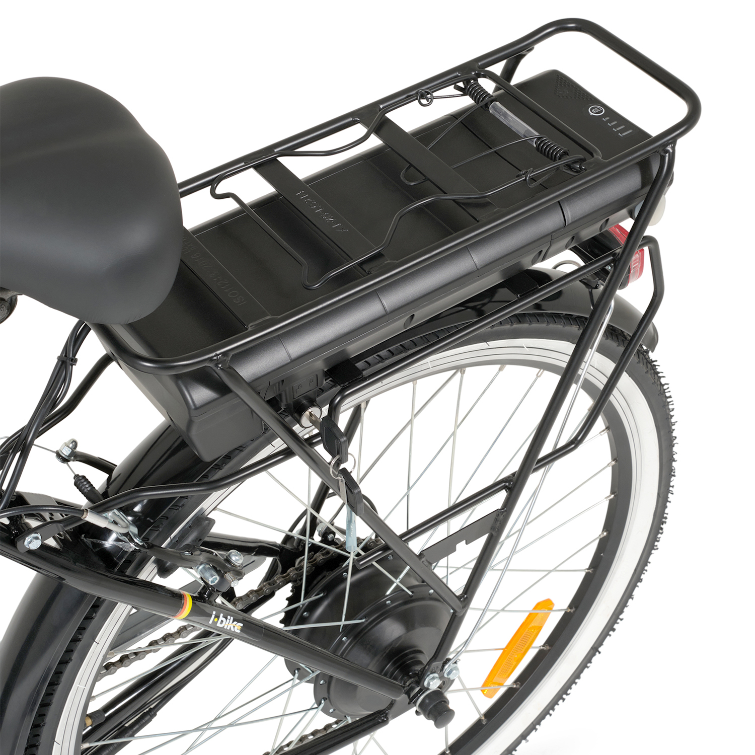 Dettaglio di bicicletta elettrica nera. Ruota posteriore, batteria e portapacchi visibili. Rifinitura bianca del pneumatico. Logo i-bike sul telaio. Sella nera.