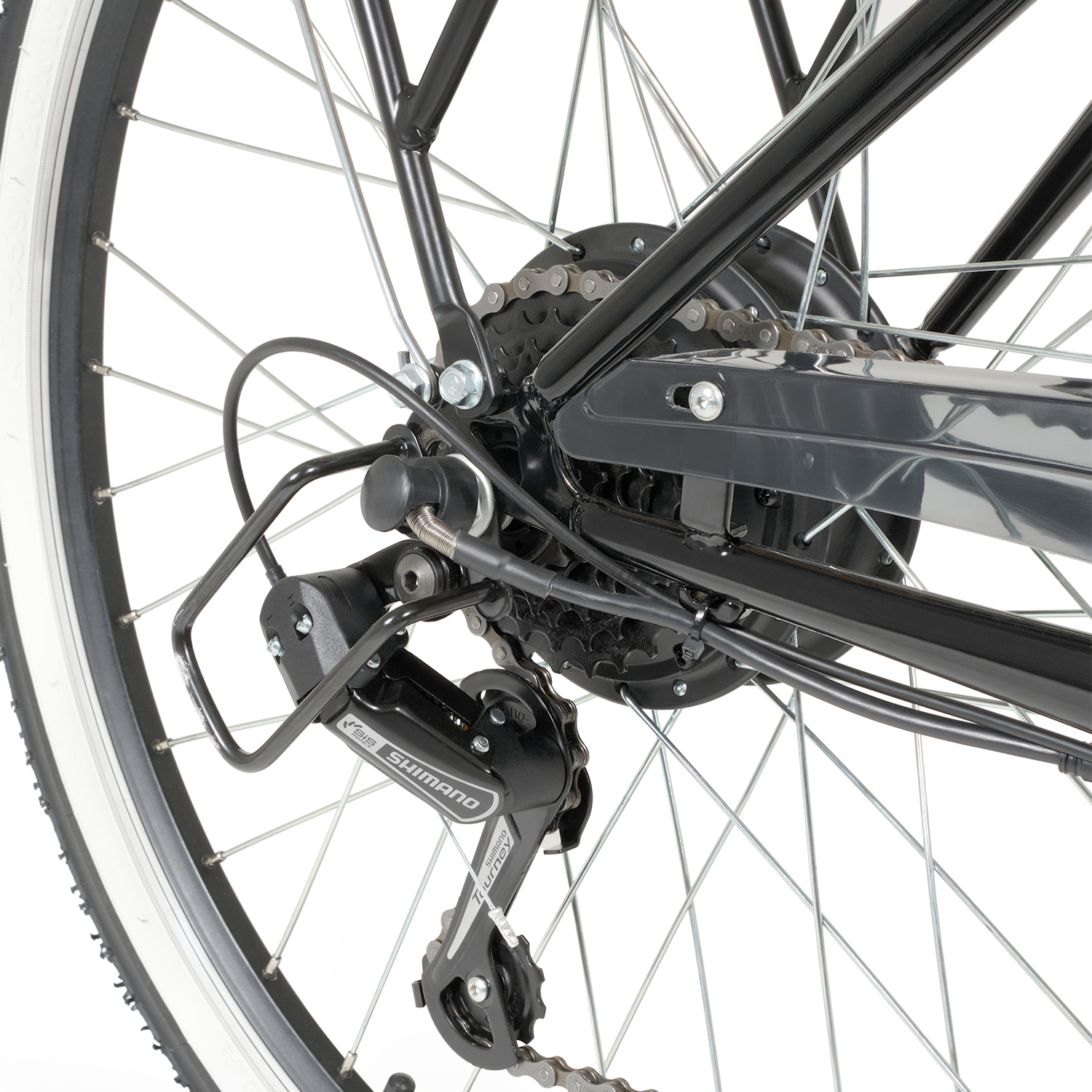 Primo piano di una ruota di bicicletta. Visibili pneumatico, raggi, catena, deragliatore e telaio. Il deragliatore Shimano è nero.