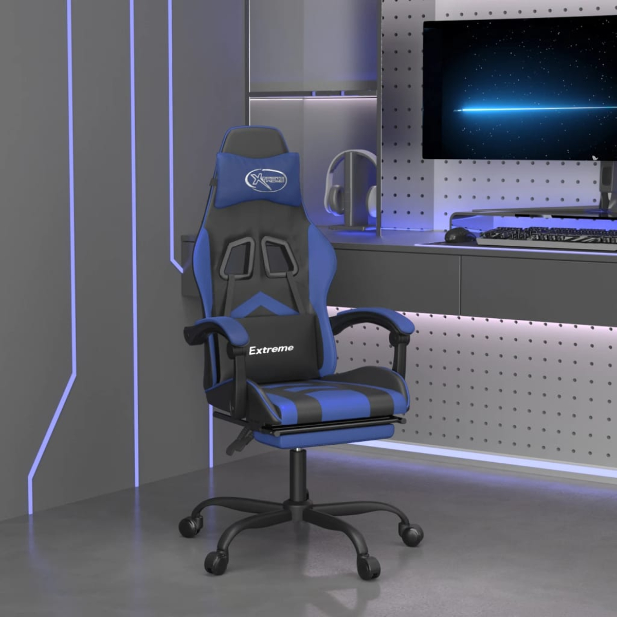 Ein blau-schwarzer Gaming-Stuhl in einem Raum mit Schreibtisch, Computer und Kopfhörern. Der Stuhl hat eine Kopfstütze mit dem Wort Extreme.