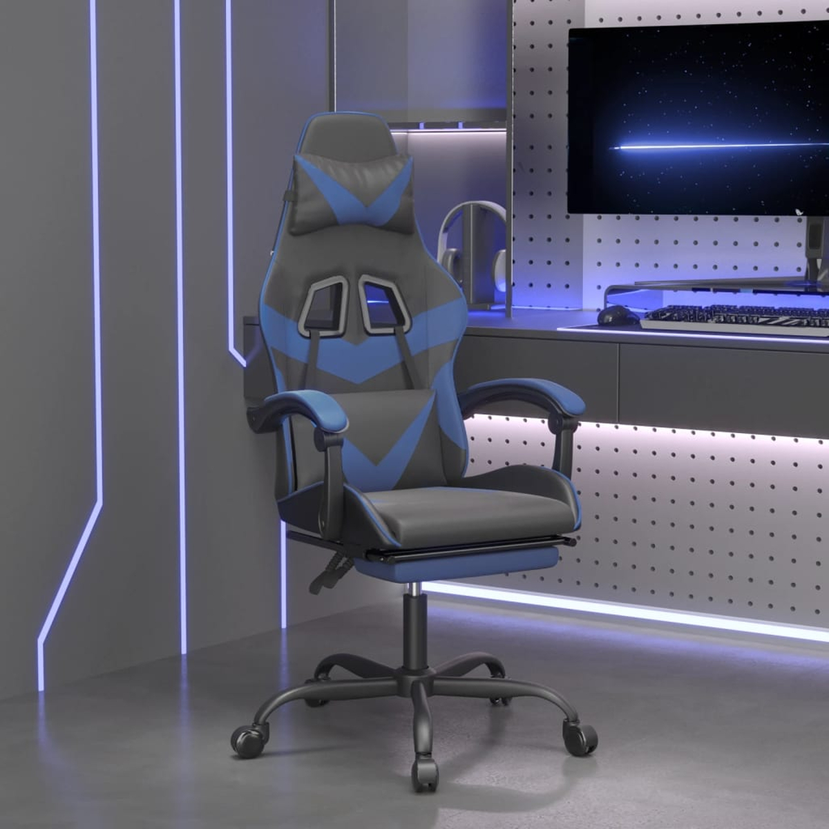 Ein Gaming-Stuhl mit blauen und grauen Akzenten steht vor einem Schreibtisch mit Monitor. Der Stuhl hat eine Kopfstütze und Armlehnen.