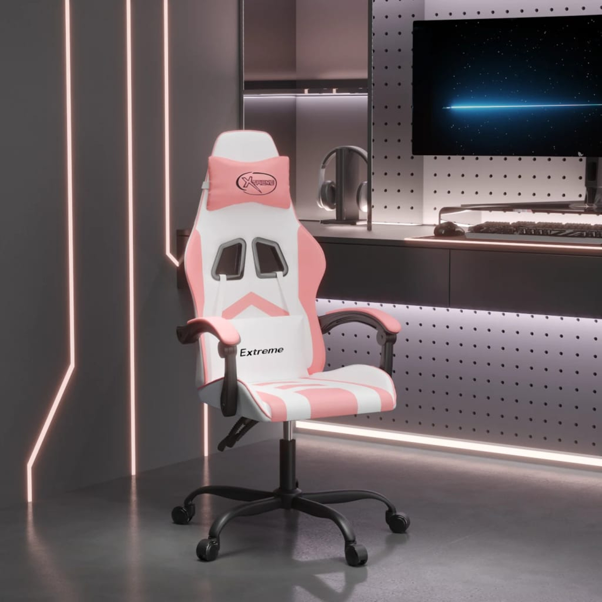 Ein rosa-weißer Gaming-Stuhl mit dem Wort 'Extreme' steht vor einem Schreibtisch mit einem Monitor, der eine blaue Linie zeigt.